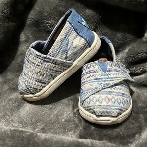 NWOT TOMS printed toddler shoes